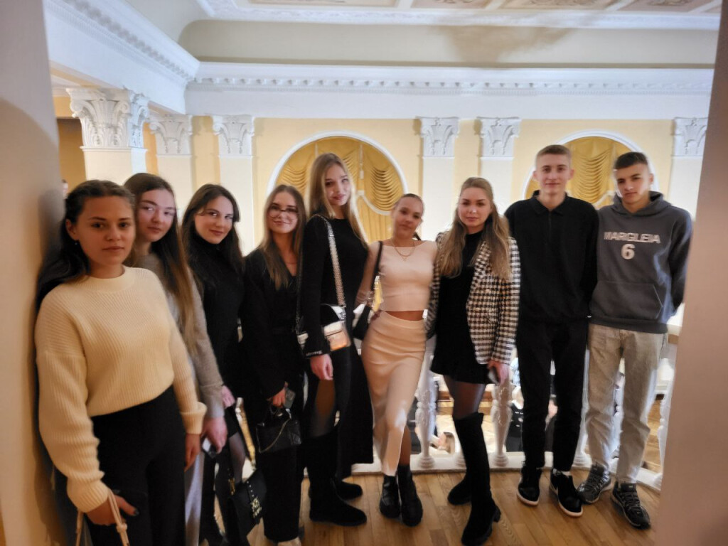 Крок до культурного розвитку: студенти-стоматологи відвідала театр ім. М. В. Гоголя