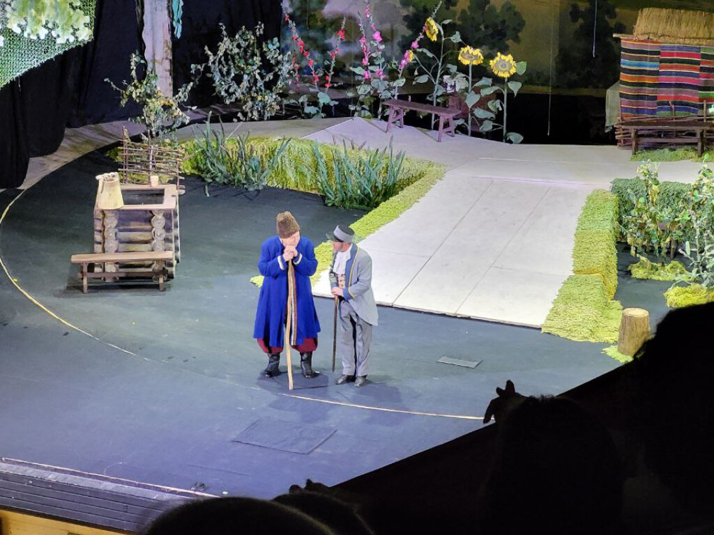 Крок до культурного розвитку: студенти-стоматологи відвідала театр ім. М. В. Гоголя