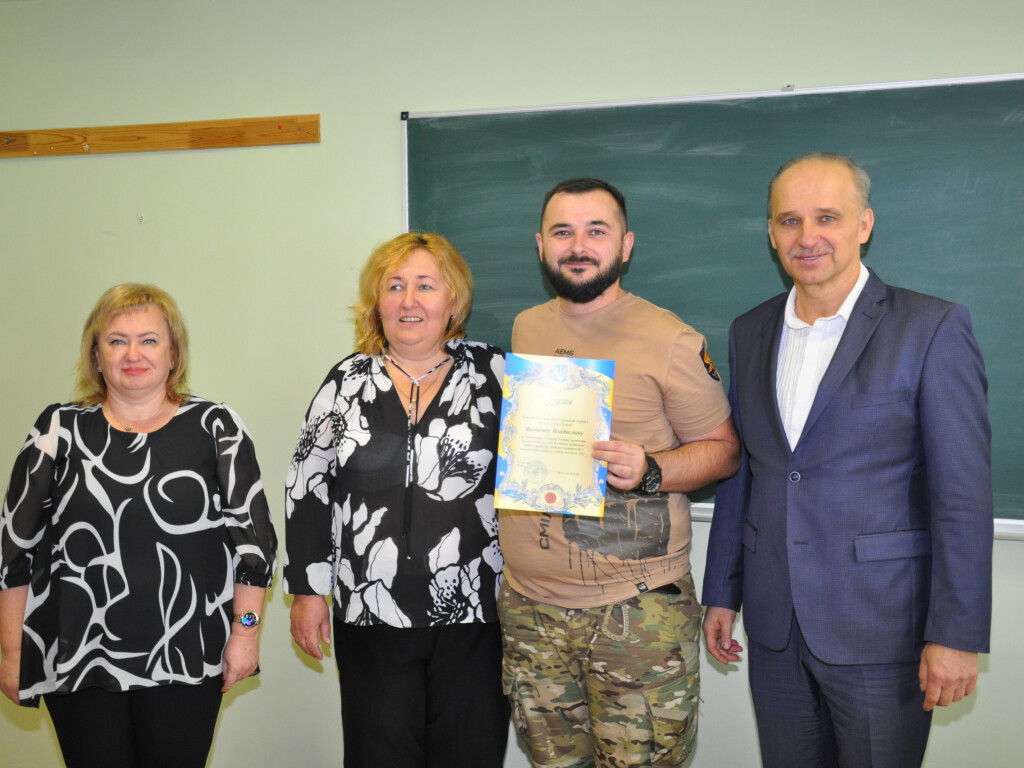 Подвиг, що рятує життя: вшанування здобувачів-парамедиків до Дня захисників і захисниць України