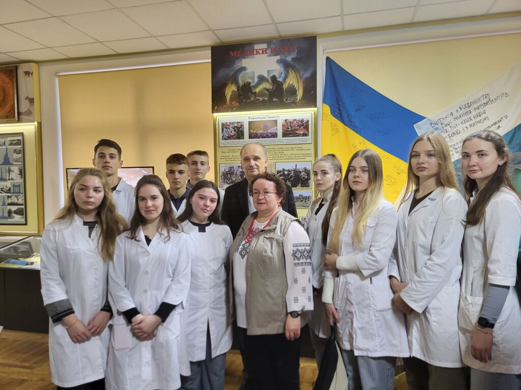 «День гідності і свободи: Шлях мужності крізь призму лікарського подвигу»