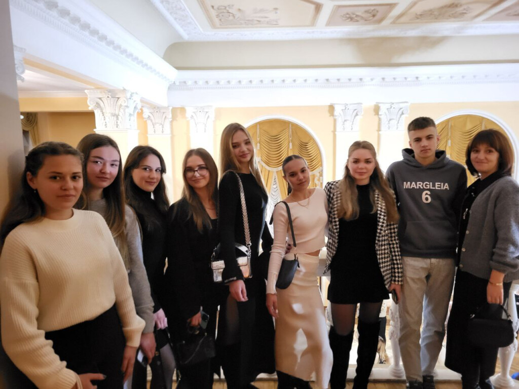 Крок до культурного розвитку: студенти-стоматологи відвідала театр ім. М. В. Гоголя