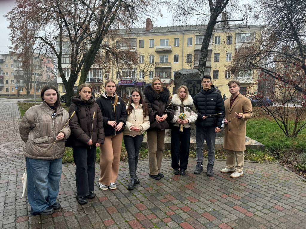 Вшановуючи пам'ять жертв Голодомору 1932-1933 років